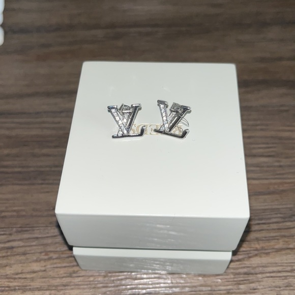 Brand New earrings come with gift box - Picture 2 of 2